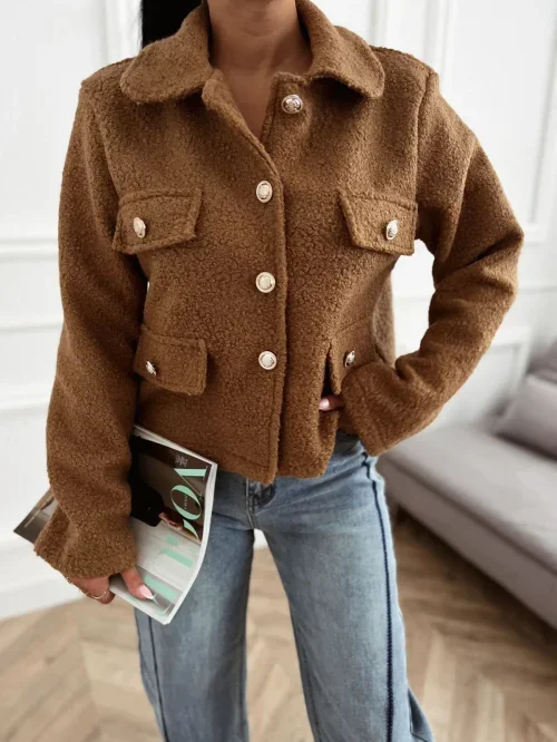 Brązowa kurtka koszulowa teddy damska z kieszeniami i złotymi guzikami