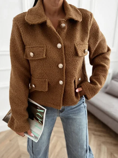 Brązowa kurtka koszulowa teddy damska z kieszeniami i złotymi guzikami