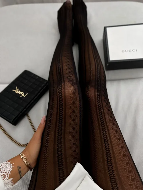 Czarne rajstopy wzorzyste w pionowe pasy na nogach, elegancka stylizacja Jenefer