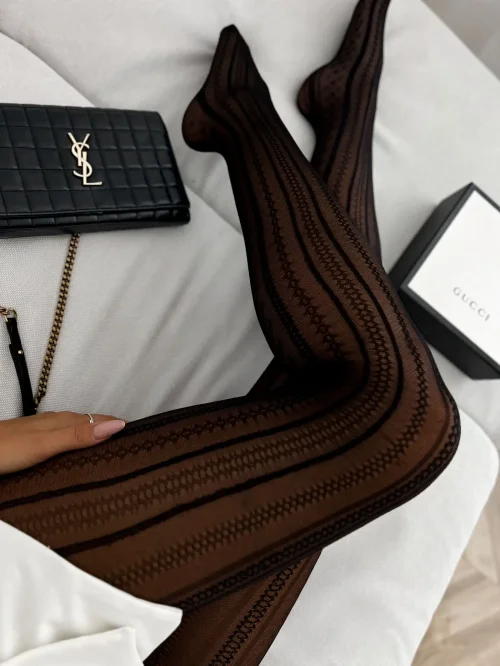 Czarne rajstopy wzorzyste w pionowe pasy na nogach, elegancka stylizacja Jenefer